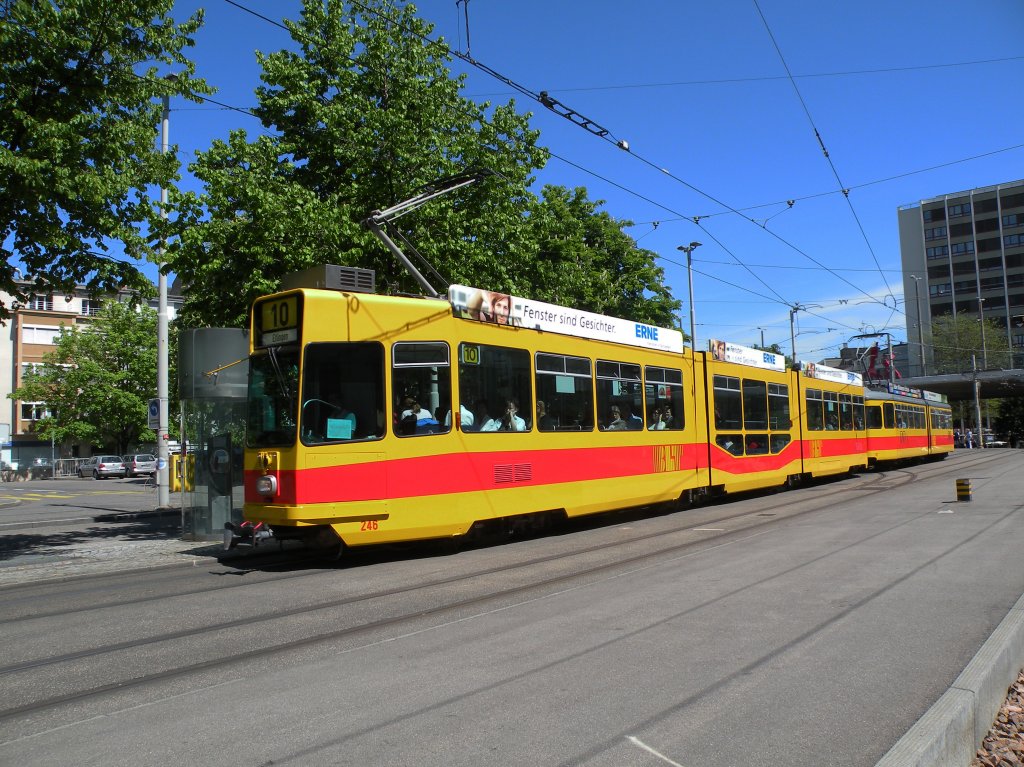 Be 4/8 mit der Betriebsnummer 246 und der Be 4/6 107 auf der Linie 10 kurz nach der Haltestlle Heuwaage. Die Aufnahme stammt vom 03.05.2012.