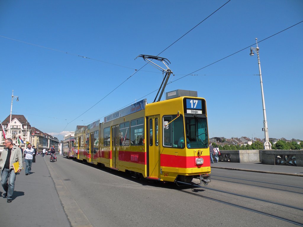 Be 4/8 mit der Betriebsnummer 247 auf der Linie 17 fhrt ber die Mittlere Rheinbrcke Richtung Gross Basel. Die Aufnahme stammt vom 04.05.2011.