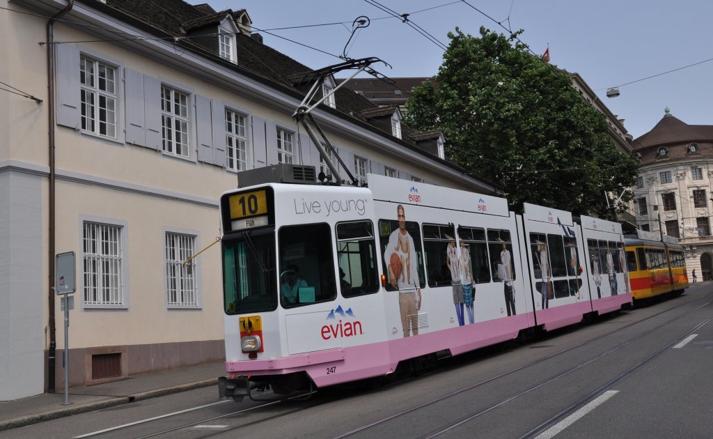 Be 4/8 mit der Betriebsnummer 247 und der Evian Vollwewrbung zusammen mit dem Be 4/6 110 auf der Linie 10 am Steinenberg. Die Aufnahme stammt vom 29.06.2012.