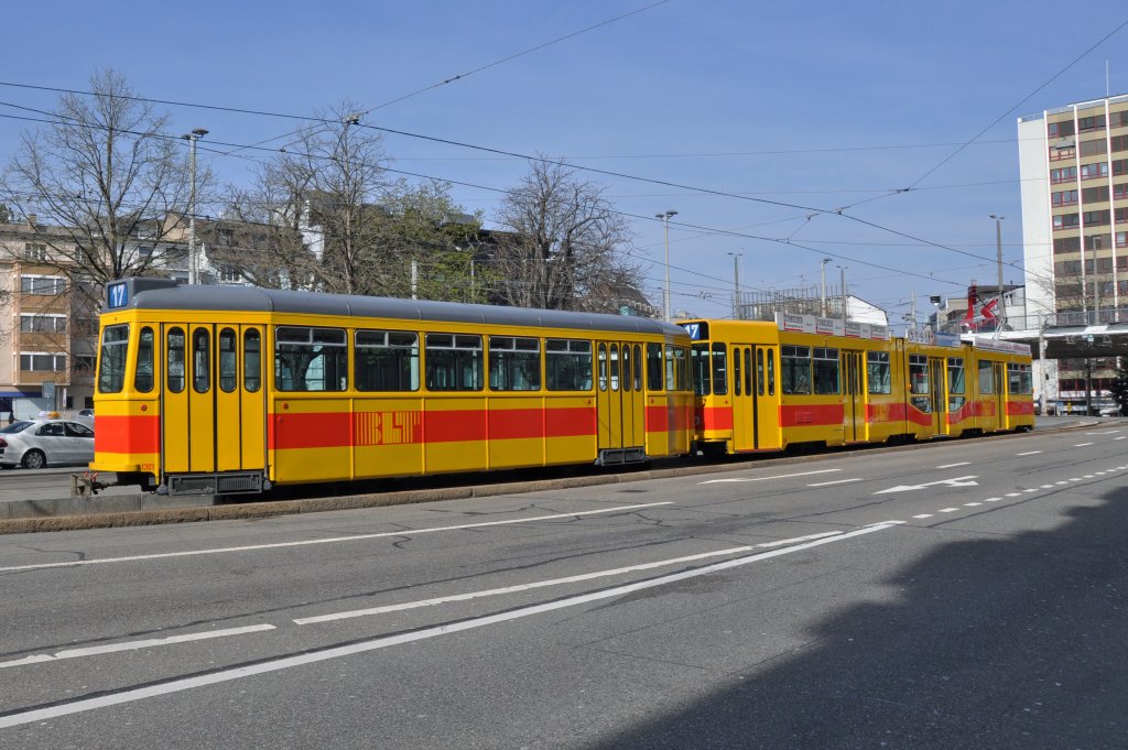 Be 4/8 mit der Betriebsnummer 248 und der B4 1301 (ex VBZ 801) auf der Linie 17 bei der Heuwaage. Die Aufnahme stammt vom 27.03.2012.
