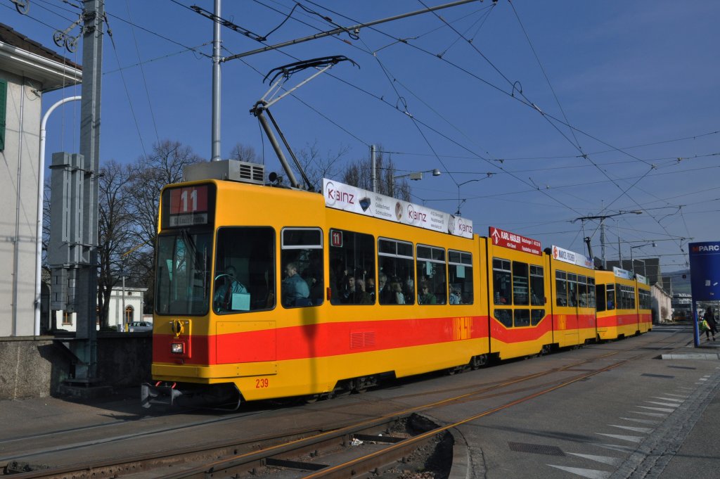 Be 4/8 mit der Betriebsnummer 248 und der Be 4/6 227 auf der Linie 11 bei der Haltestelle M-Parc. Die Aufnahme stammt vom 27.03.2012.