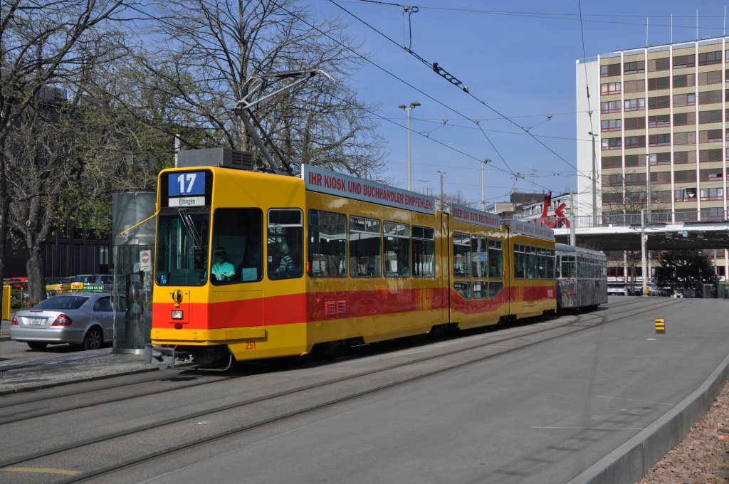Be 4/8 mit der Betriebsnummer 251 mit dem B4 1316, der von Kindern bemalt worden ist, auf der Linie 17 bei der Heuwaage. Die Aufnahme stammt vom 27.03.2012.