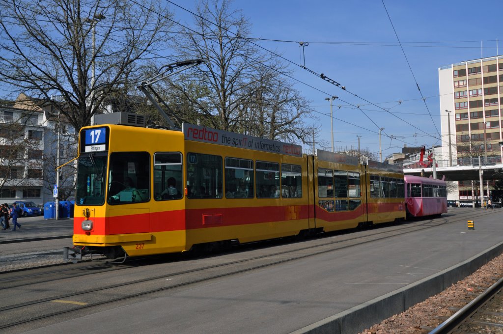 Be 4/8 mit der Betriebsnummer 251 mit dem  Schweinchen Anhnger  B4 1322 auf der Linie 17 bei der Heuwaage. Die Aufnahme stammt vom 27.03.2012.
