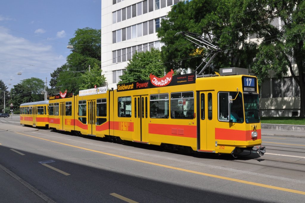 Be 4/8 mit der Betriebsnummer 252 und der B4 1317 kurz nach der Haltestelle Ciba auf der Linie 17. Die Aufnahme stammt vom 16.06.2012.