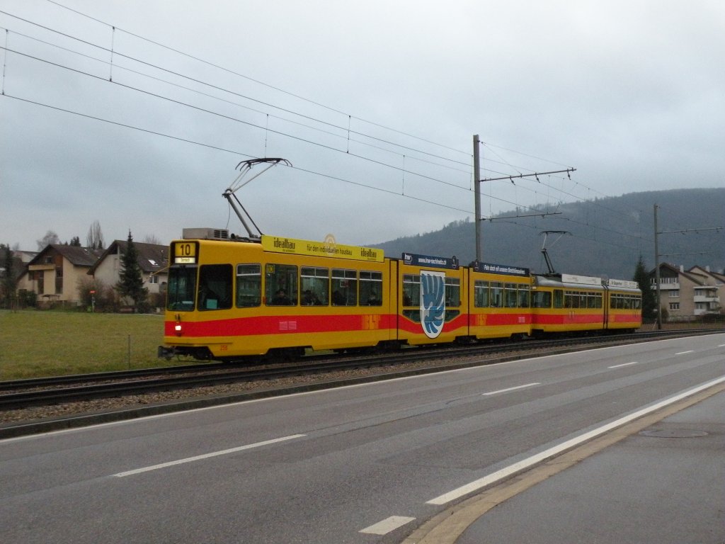 Be 4/8 mit der Betriebsnummer 256 und der Be 4/6 112 haben die Haltestelle Ettingen verlassen und fahren zur Haltestelle Knelmatt. Die Aufnahme stammt vom 13.01.2012.