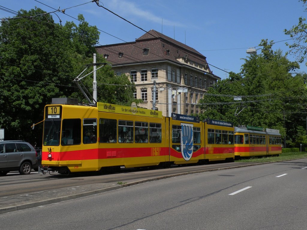Be 4/8 mit der Betriebsnummer 256 und der Be 4/6 103 auf der Linie 10 auf dem Weg zum Bahnhof SBB. Die Aufnahme stammt vom 20.05.2012.