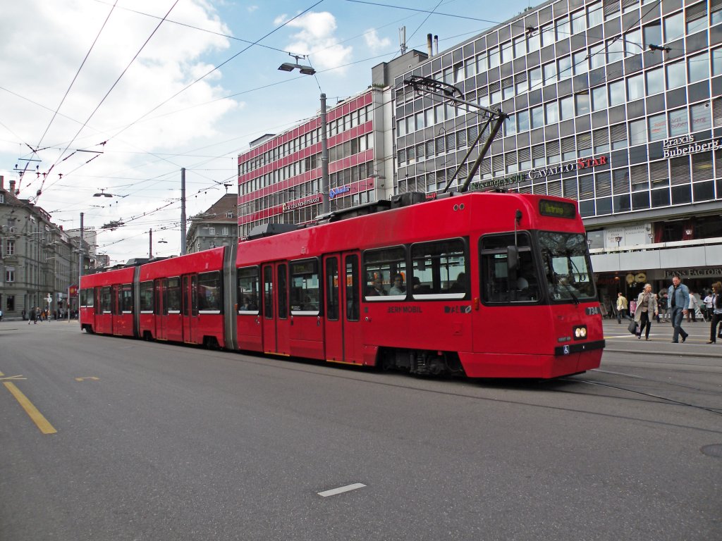 Be 4/8 mit der Betriebsnummer 734 auf der Linie 7 beim Bubenbergplatz in Bern. Die Aufnahme stammt vom 14.04.2011.