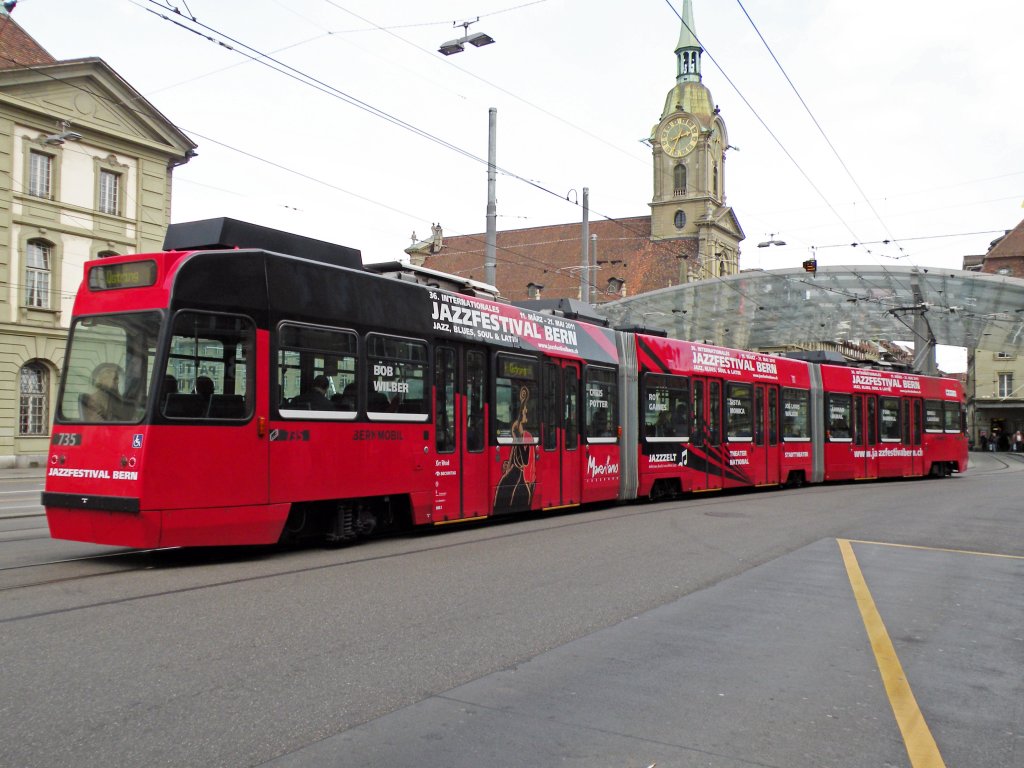 Be 4/8 mit der Betriebsnummer 735 und der Werbung fr das Jazzfestival in Bern. Hier fhrt der Wagen zum Hauptbahnhof in Bern. Die Aufnahme stammt vom 14.04.2011.