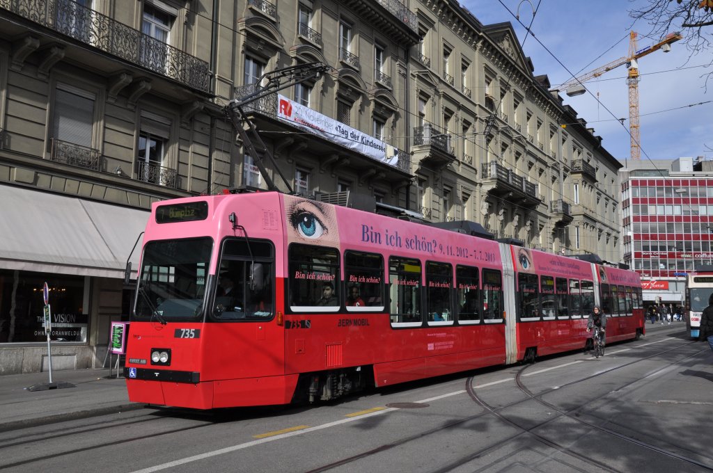 Be 4/8 mit der Betriebsnummer 735 auf der Linie 7 und der Dachwerbung mit der Werbefrage: Bin ich schn? bedient die Haltestelle Bubenbergplatz in Bern. Die Aufnahme stammt vom 08.11.2012.