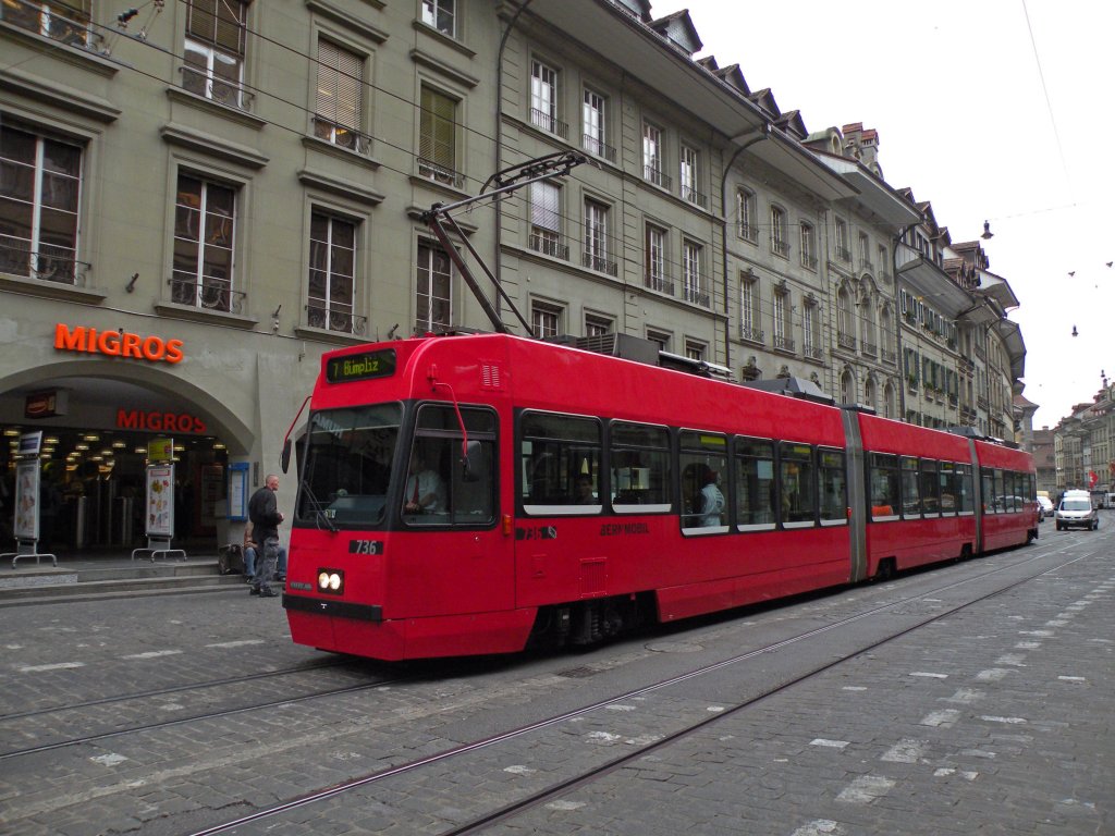 Be 4/8 mit der Betriebsnummer 736 auf der Linie 7 in der Marktgasse in Bern. Die Aufnahme stammt vom 14.04.2011.