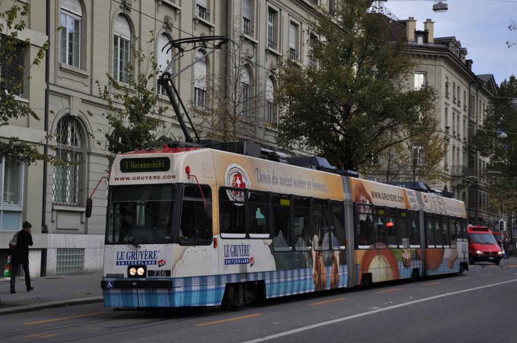 Be 4/8 mit der Betriebsnummer 736 auf der Linie 3 und der Vollwerbung fr den Kse le Gruyre in der Bundesgasse. Die Aufnahme stammt vom 08.11.2012.