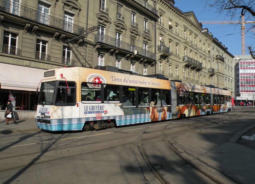 Be 4/8 mit der Betriebsnummer 736 auf der Linie 7 und der Vollwerbung fr den Kse le Gruyre am Bubenbergplatz. Die Aufnahme stammt vom 18.02.2013.