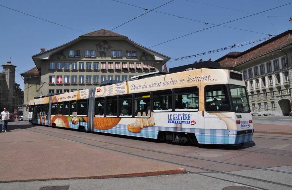 Be 4/8 mit der Betriebsnummer 736 und der Vollwerbung fr den Kse Le Gruyre an der Haltestelle beim Casinoplatz. Die Aufnahme stammt vom 17.06.2013.