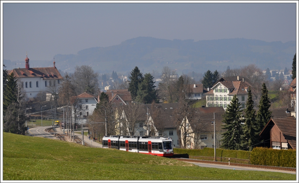 Be 4/8 nach Trogen hat die Haltestelle Notkersegg mit dem gleichnamigen Kloster dahinter soeben verlassen. (24.03.2011)