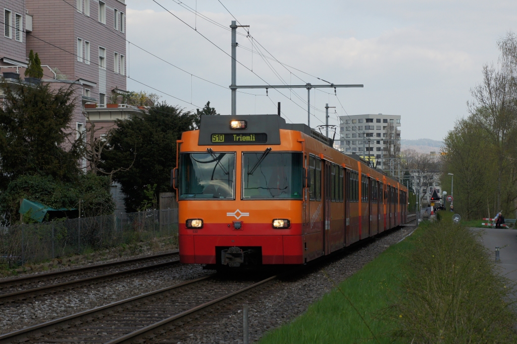 Be 556 532-0 und Be 556 531-2 befinden sich am 23.04.2013 zwischen Zrich Binz und Zrich Friesenberg. Diese Zge werden frher oder spter ausgemustert.