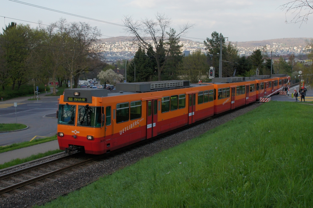 Be 556 532-0 und Be 556 531-2 verlasssen am 23.04.2013 Zrich Schweighof Richtung Triemli.