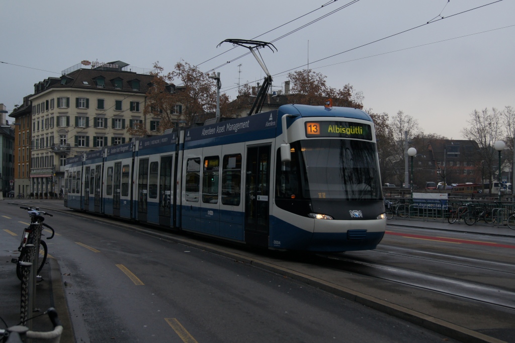 Be 5/6 3004 befindet sich am 11.12.11 beim Hauptbahnhof.