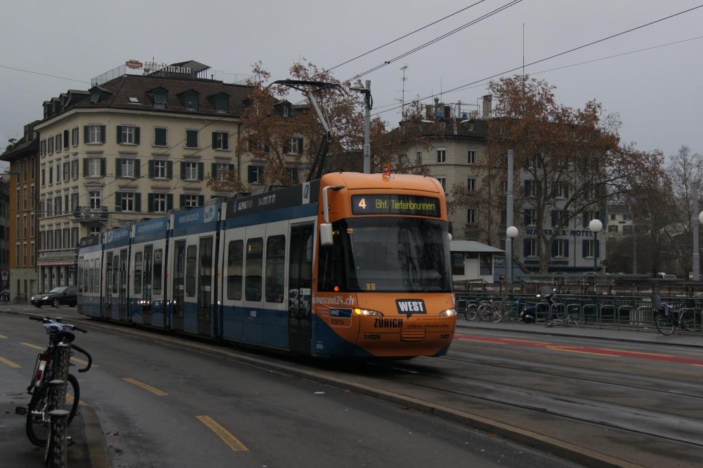 Be 5/6 3033 mit Werbung fr das Tram Zri West fhrt am 11.12.11 vom Sihlquai Richtung Hauptbahnhof.