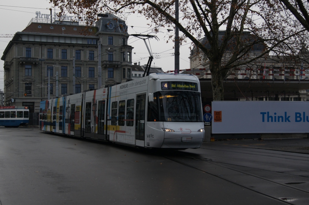 Be 5/6 3056 fhrt 11.12.11 vom Opernhaus Richtung Bellevue. 