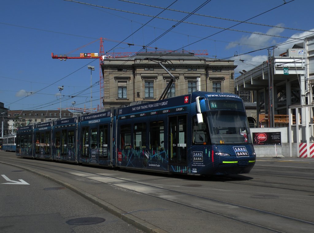 Be 5/6 Cobra mit der Betriebsnummer 3019 und der Vollwerbung fr die Saxo Bank auf der Linie 11 am Hauptbahnhof Zrich. Die Aufnahme stammt vom 23.06.2012. 