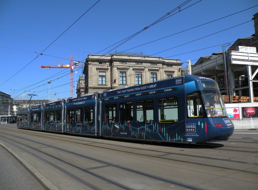 Be 5/6 Cobra mit der Betriebsnummer 3019 und der Vollwerbung fr die Saxo Bank auf der Linie 11 am Hauptbahnhof Zrich. Die Aufnahme stammt vom 23.06.2012. 

