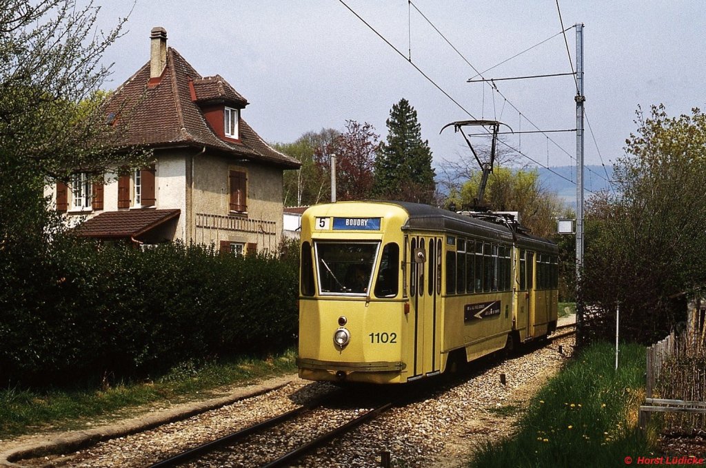 Be 6/6 1102 (ex Genua) ist auf der Linie 5 unterwegs von Neuchatel nach Boudry (Mai 1980)