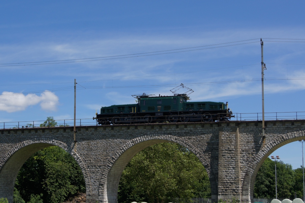 Be 6/6 III 13302 fhrt am 14.6.12 von Eglisau her kommend ber den rhein.