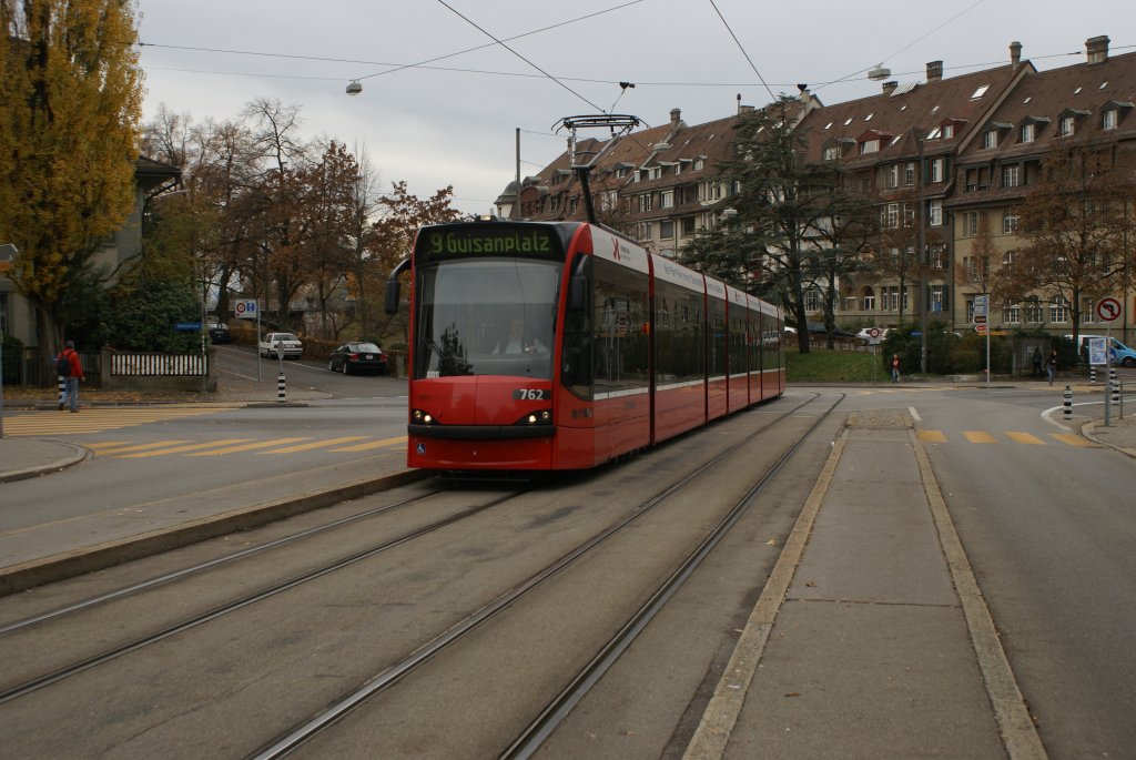 Be 6/8 762 fhrt am 14.11.09 in die Station Viktoriaplatz ein.