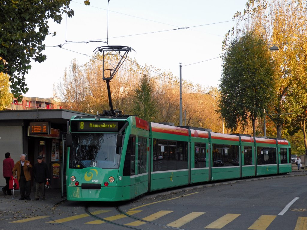 Be 6/8 Combino mit der Betriebsnummer 301 wartet an der Endhaltestelle Kleinhningen auf sene Abfahrtszeit. Die Aufnahme stammt vom 29.10.2009.