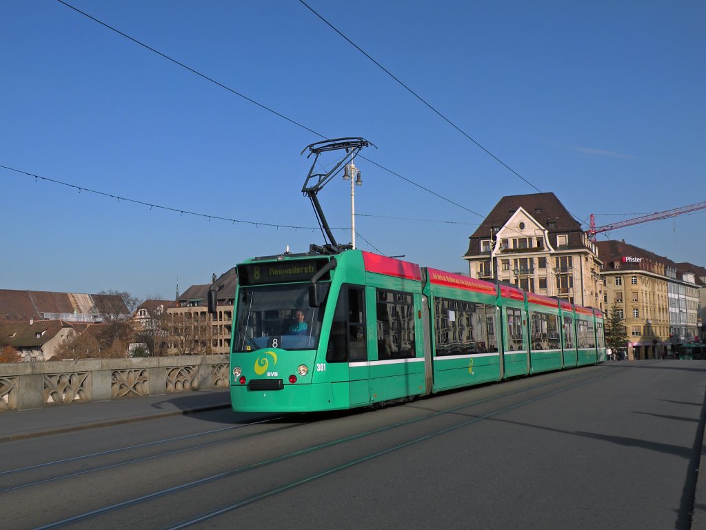 Be 6/8 Combino mit der Betriebsnummer 301 berquert die Mittlere Rheinbrcke Richtung Schifflnde. Die Aufnahme stammt vom 21.11.2009.