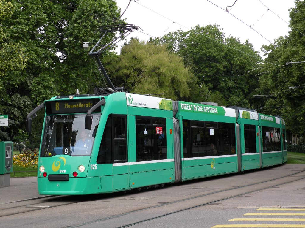 Be 6/8 Combino mit der Betriebsnummer 325 bedient die Haltestelle Bundesplatz Richtung Neuweilerstrasse. Die Aufnahme stammt vom 06.08.2009.