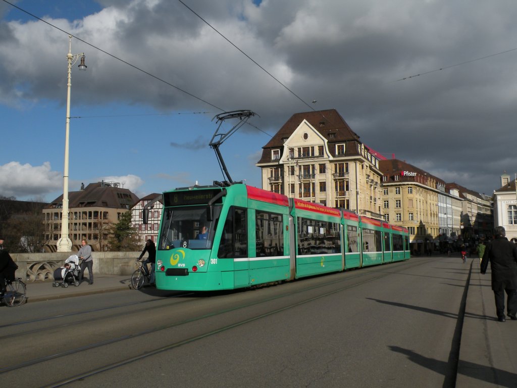 Be 6/8 Combino mit der Betriebsnummer 301 berquert die Mittlere Rheinbrcke Richtung Schifflnde. Die Aufnahme stammt vom 10.01.2010.