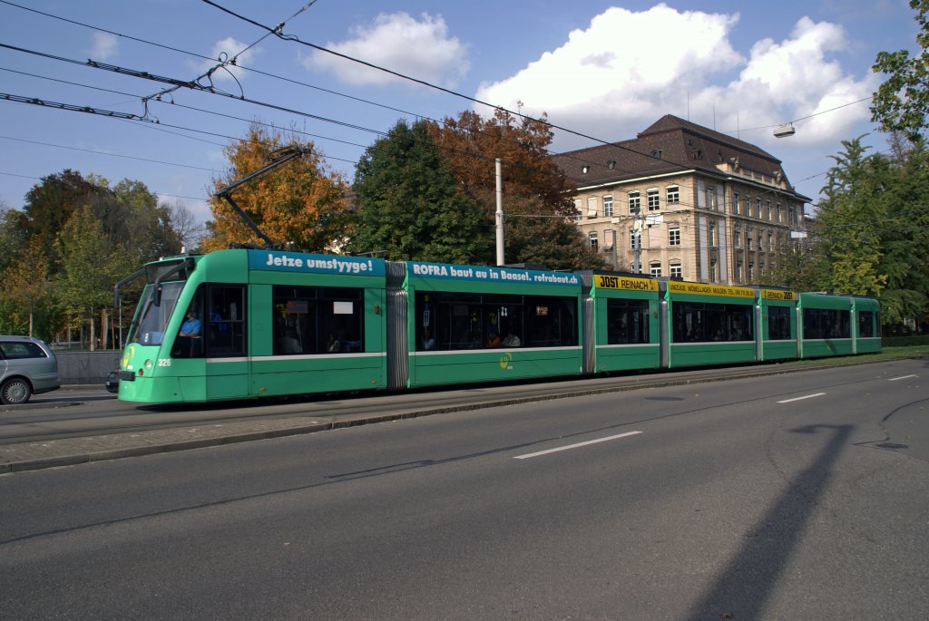 Be 6/8 Combino mit der Betriebsnummer 326 im Aeschengraben. Die aufnahme stammt vom 14.10.2008.