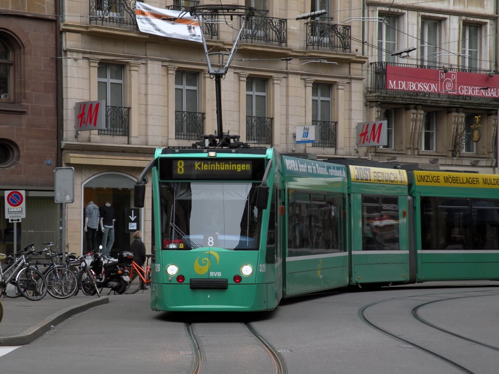 Be 6/8 Combino mit der Betriebsnummer 326 in der Post Kurve. Die Aufnahme stammt vom 26.02.2009. 