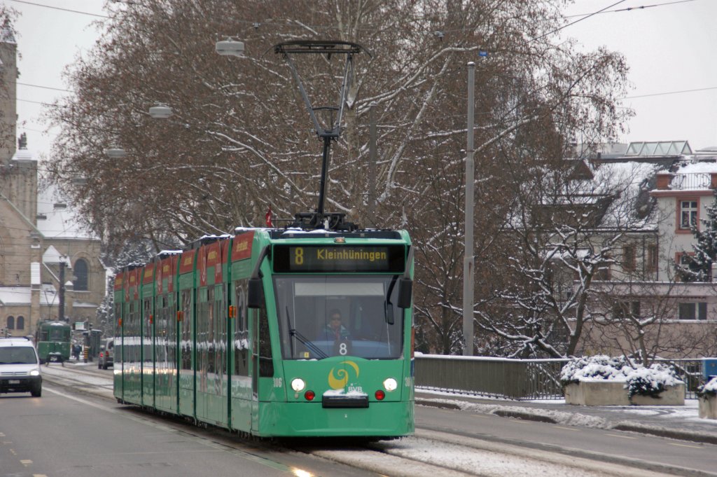Be 6/8 Combino mit der Betriebsnummer 306 fhrt auf der Linie 8 Richtung Bahnhof SBB. Die Aufnahme stammt vom 10.02.2010.