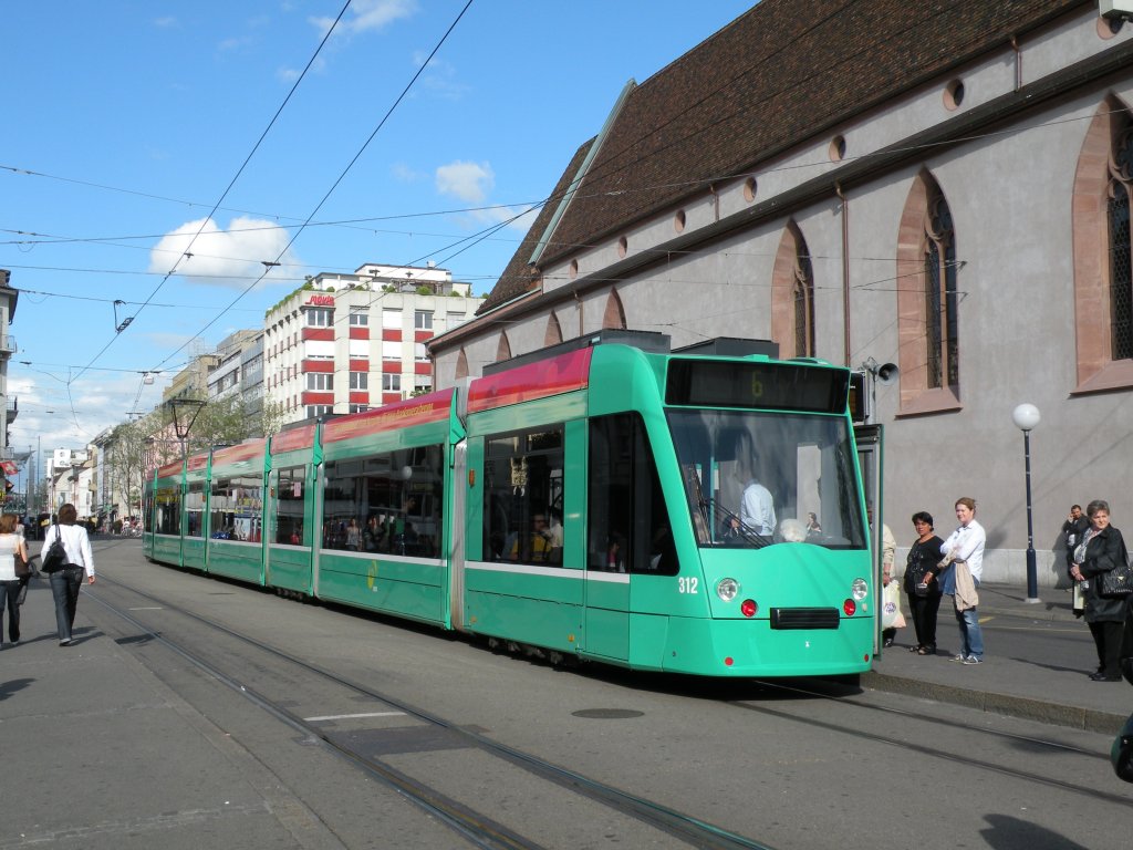 Be 6/8 Combino mit der Betriebsnummer 312 am Claraplatz Richtung Riehen Grenze. Die Aufnahme stammt vom 27.05.2010.