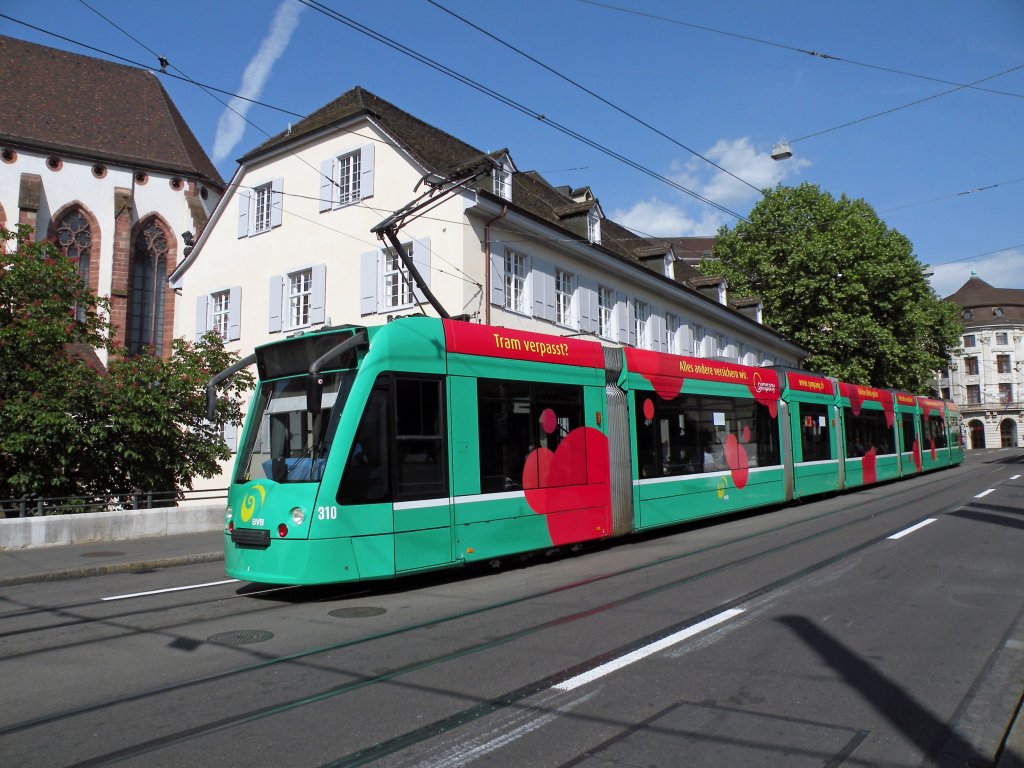 Be 6/8 Combino mit der Sympany Werbung fhrt in Basel den Steinenberg hinunter Richtung Barfserplatz. Die Aufnahme stammt vom 08.05.2011.