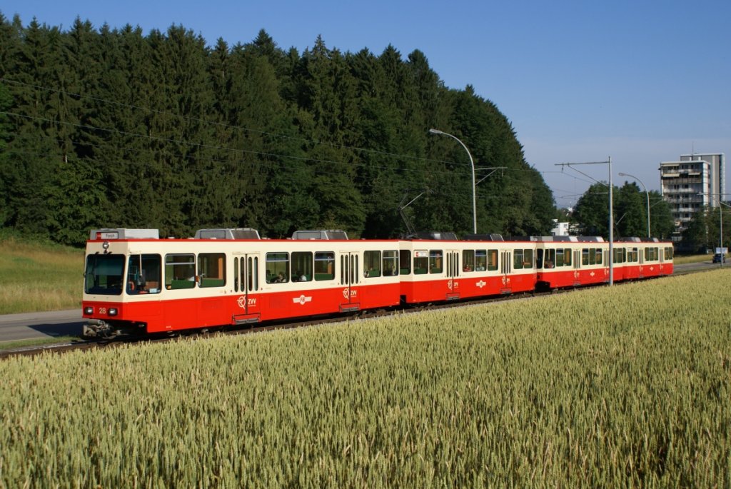 Be 8/8 28/27 und Be 8/8 26/25 befinden sich am 9.7.10 zwischen Zollikerberg und Waltikon.