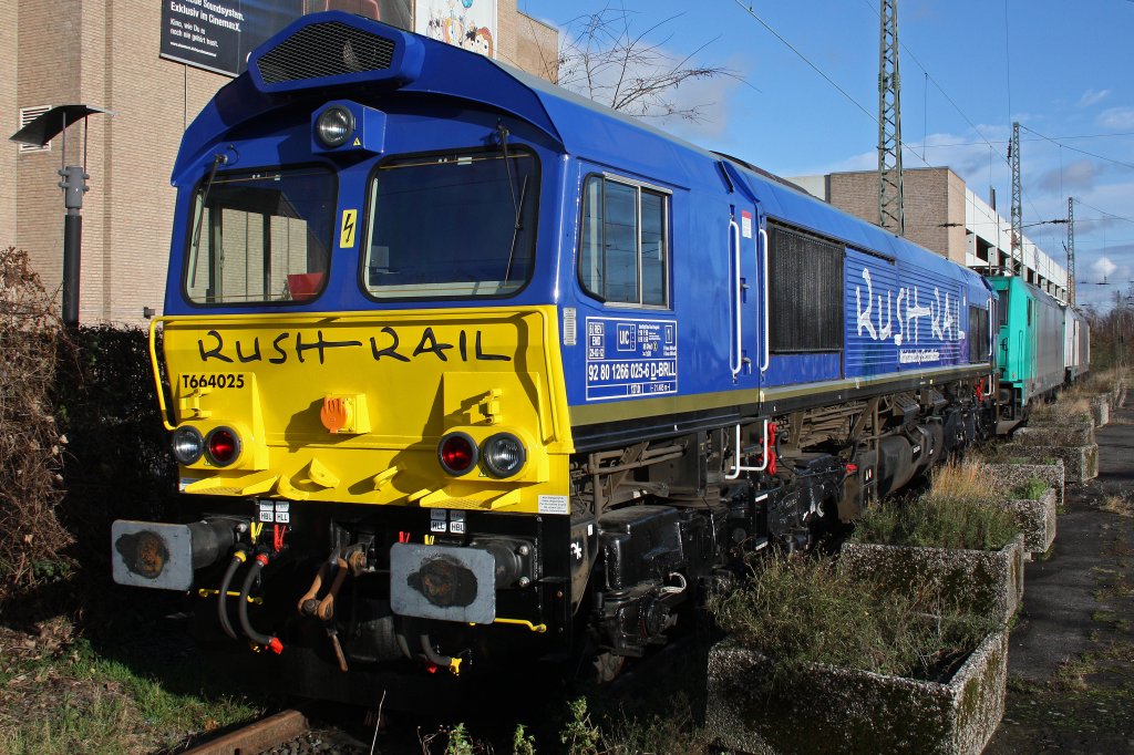 Beacon Rail 266 025 bzw.RushRail T664025 am 30.12.12 abgestellt in Krefeld Hbf.