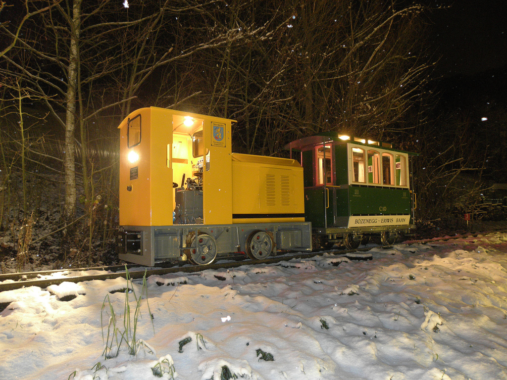 BEB Diema2054 Bj.1957 mit dem neuen C10 Bj.2010 wartet bei leichtem Schneeschauer in der Bözenegg auf dem Streckengeleise nach Eriwis. Mehr zur Geschichte unter  www.bebrail.ch

