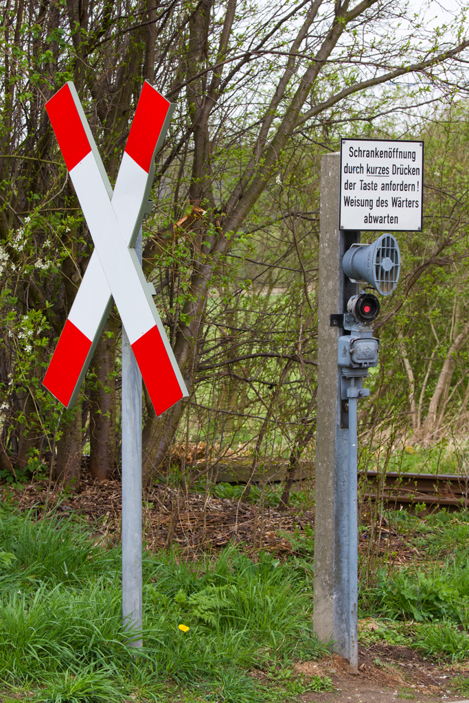 Bedienungshinweis fr eine Anrufschranke, bei Neubrandenburg auf der Strecke Neubrandenburg - Pasewalk im km 203,8. - 25.04.2012
