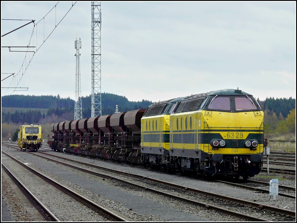 Bedingt durch Bauarbeiten zwischen Gouvy und Trois Ponts gab es am 14.11.2010 mal wieder Dieselloks im Bahnhof von Gouvy zu sehen. Da es keine Unterf�hrung in Gouvy gibt, konnte ich die 6329 und die 6241 mit ihrem Schotterzug vom Fu�g�nger�berweg aus ablichten. (Hans) 