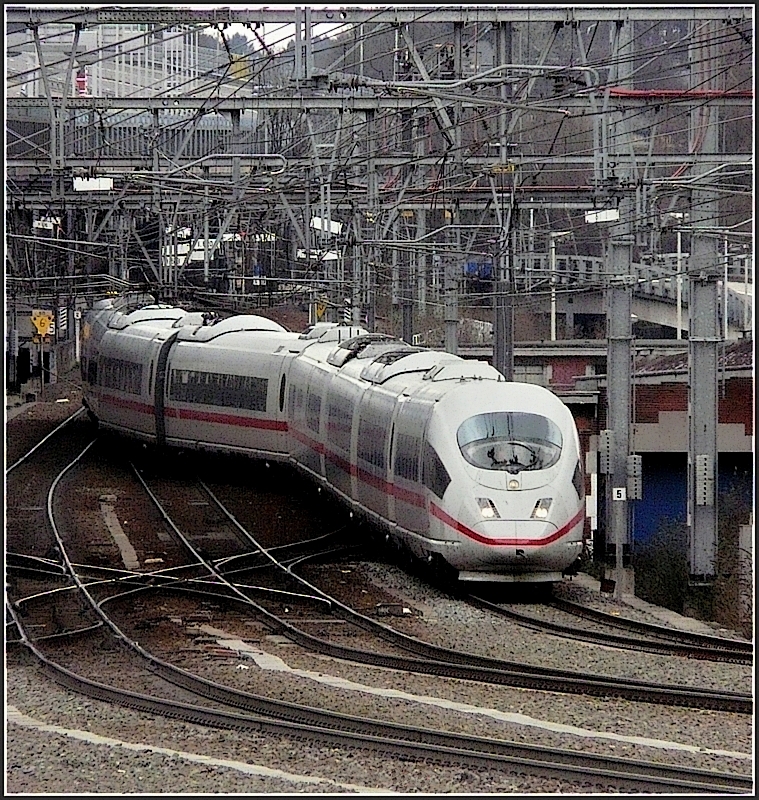 Bedingt durch Gleisbauarbeiten zwischen Lttich und Ans, war der  plan inclin  am 28.03.10 nur eingleisig befahrbar und so musste sich der ICE 406 4607  Hannover  ber die Weichen winden, um zu seinem Bahnsteig zu gelangen. (Jeanny)