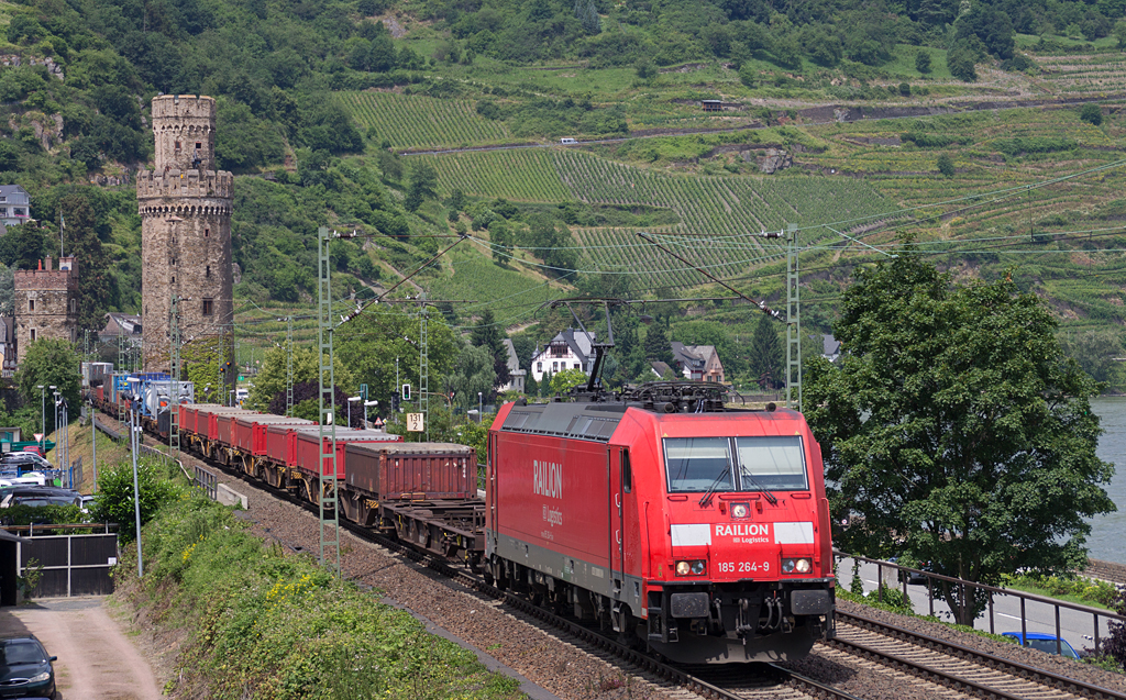 Bedingt durch eine Gterzugentgleisung am rechten Rhein rollten am gestrigen 2. Juli 2013 einige Gterzge ber die linke Rheinstrecke. So unter anderem auch 185 264-9, die mit einem Zug des KLV in Richtung Sden unterwegs war. Bei der Durchfahrt von Oberwesel entstand dabei diese Aufnahme.