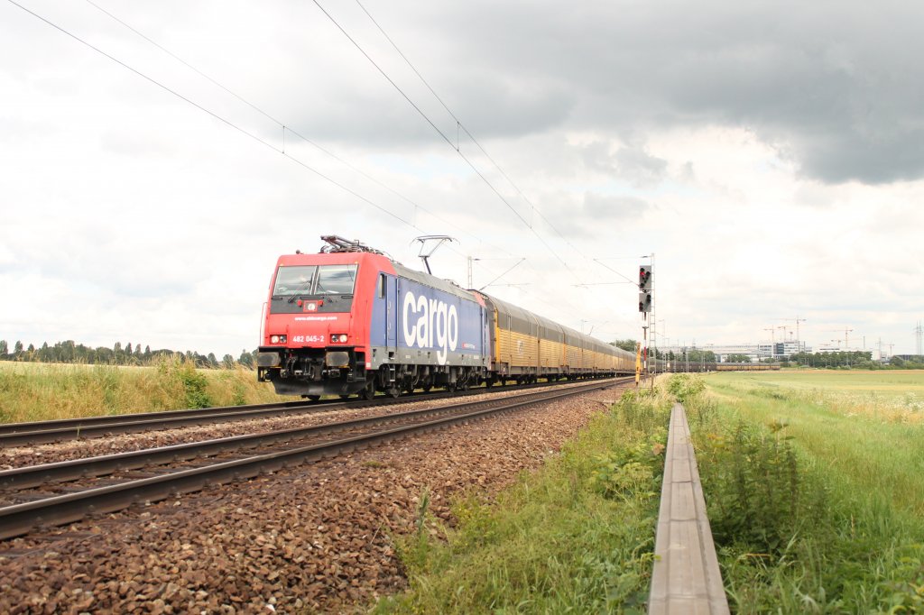 Bedrohlich ballen sich schon die Wolken an diesem 4. Juli 2013 zusammen, als 482 045 mit ihrem Altmannzug kurz hinter Ingolstadt vorbeirollt.