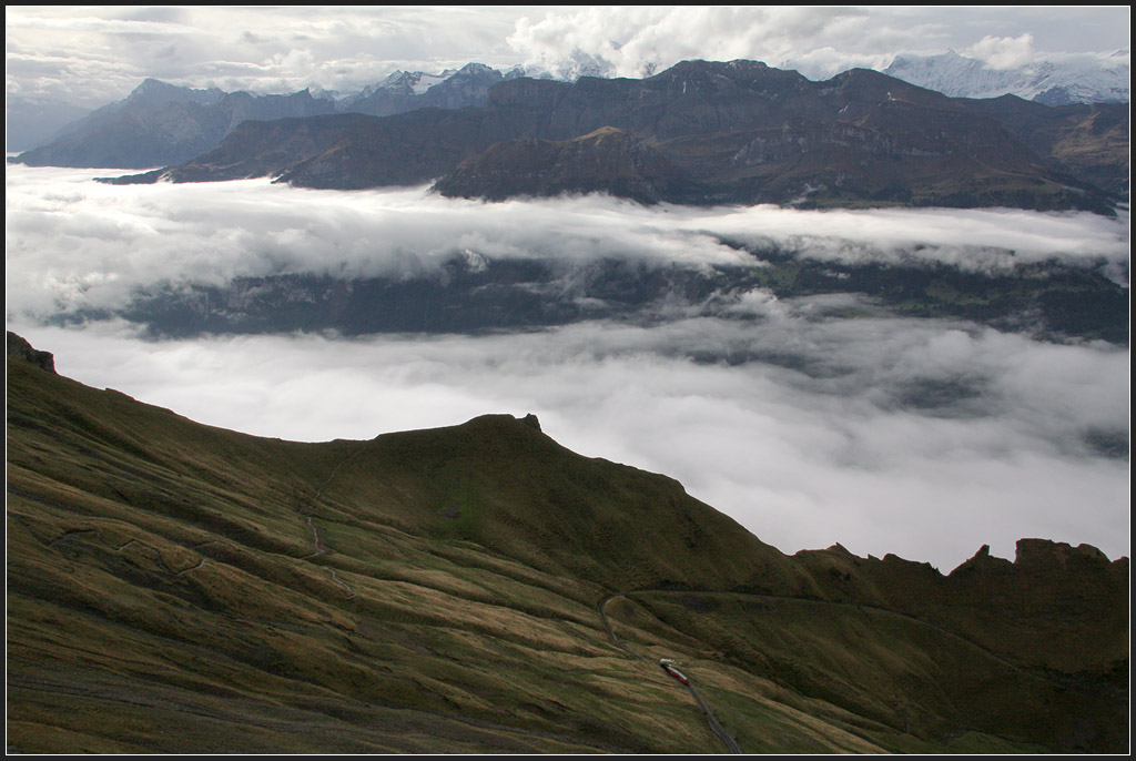 Beeindruckend war es - 

Unscheinbar das Zügle der BRB, das sich hier auf Talfahrt befindet. Mehr Landschaftsaufnahmen vom Rothorn unter den Landschaftsbildern, Kategorie  Berner Oberland . 

30.09.2012 (M)