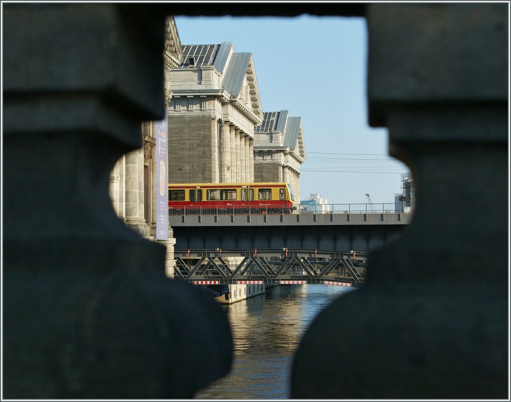 Beengter Durchblick auf die Stadtbahn zwischen Alexanderplatz und Friedrischtrasse. 
16. September 2012