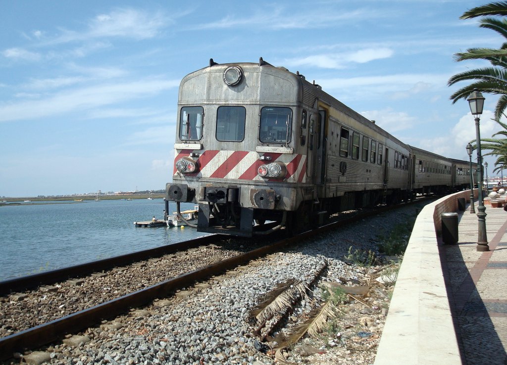 Befahren wird die Strecke, vom Bahnhof Vila Real de Santo Antonio an der Grenze zu Spanien kommend, fast ausschlie�lich von Dieseltriebz�gen. Gebaut in Portugal Ende der 70er Jahre, in Lizenz der US-amerikanischen Budd Company in Philadelphia. 23.9.2008 