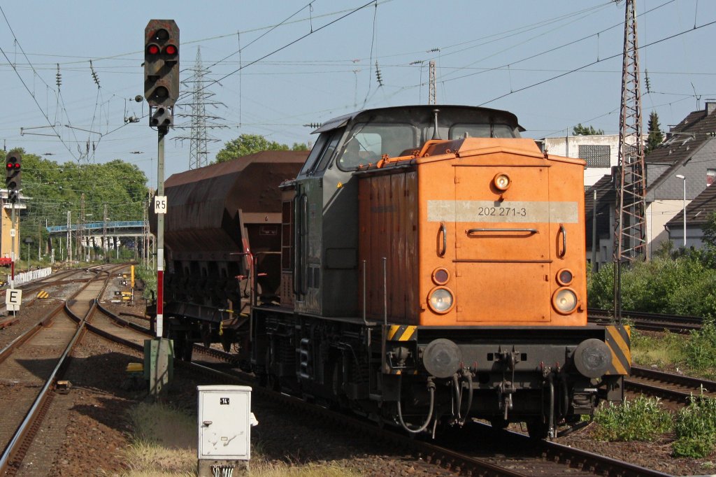 BEG 202 271 am 29.5.11 mit einem Schotterwagen bei der Durchfahrt durch Mlheim-Styrum in Richtung Oberhausen.