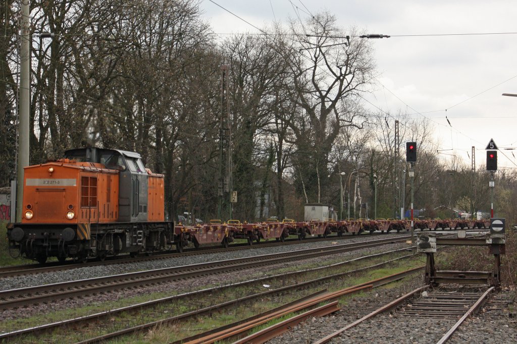 BEG 202 271 mit einem leeren Containerwagenug bei der Durchfahrt durch Ratingen-Lintorf am 26.3.11.